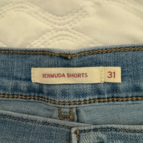 Levi’s Shorts Women’s 31 Med/Lgt Wash Classic Bermuda Mid Rise Original Stretch - Picture 6 of 9